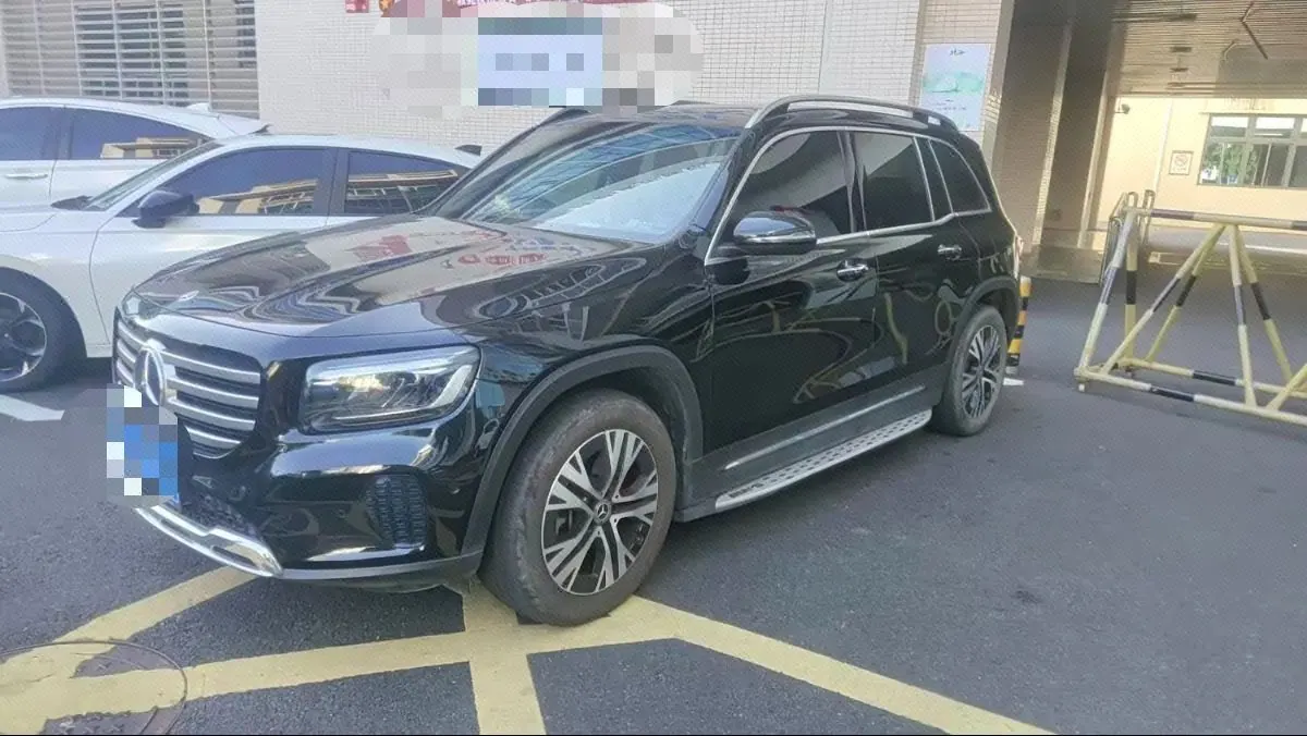 Mercedes Benz 2025 GLB 220 48V 2.0T Sporty Model Automatic - View 1