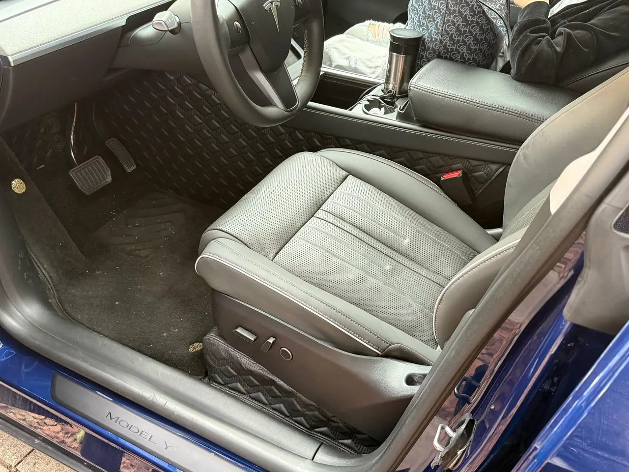 Tesla 2024 Model Y rear-wheel drive version automatic transmission 2