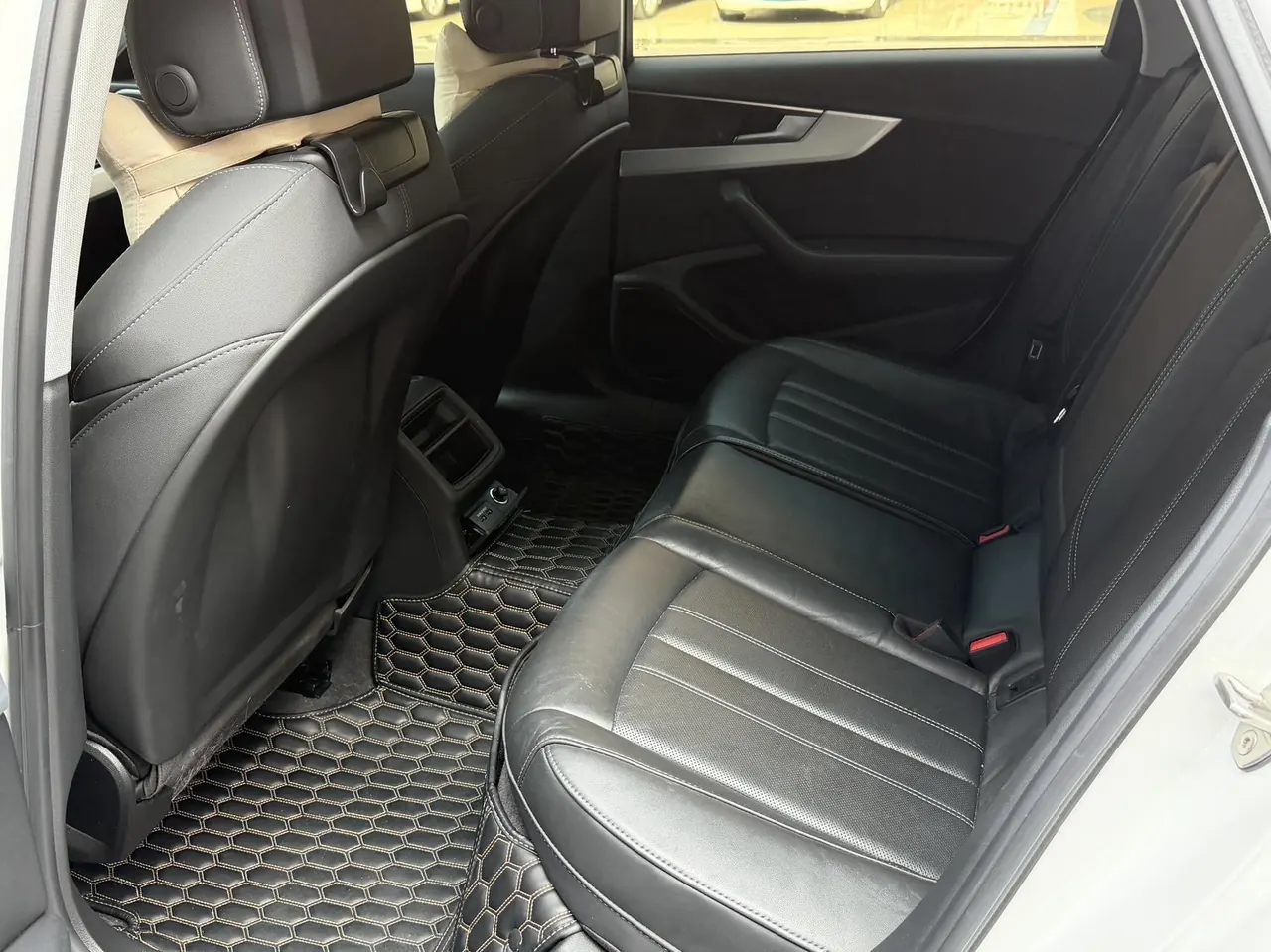 Audi 2020 A4L 2.0TFSI 40TFSI Fashion Dynamic Automatic 2