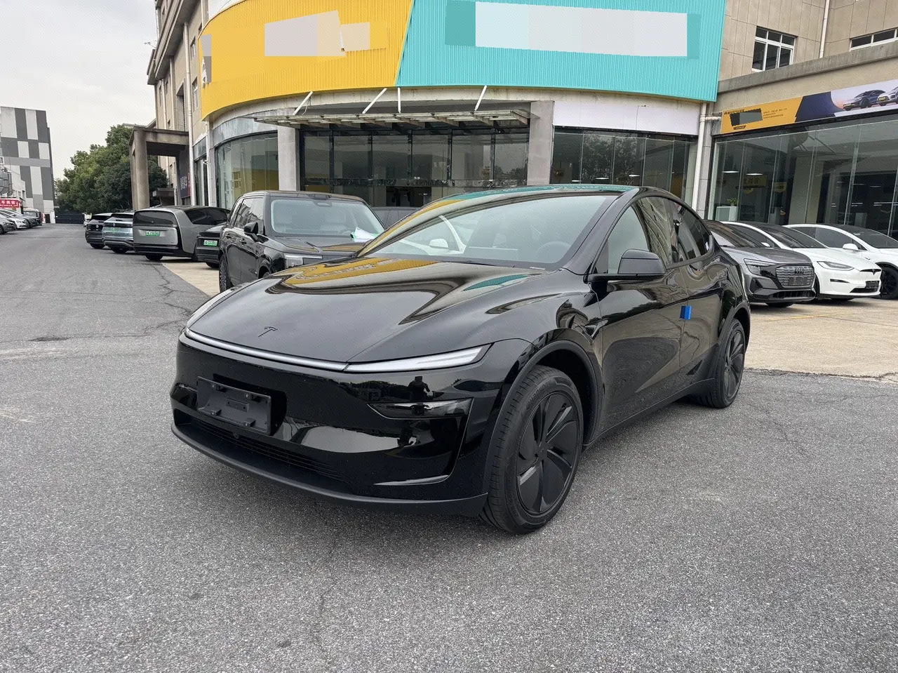 Tesla 2026 Model Y Long Range Rear-Wheel-Drive Automatic - View 1