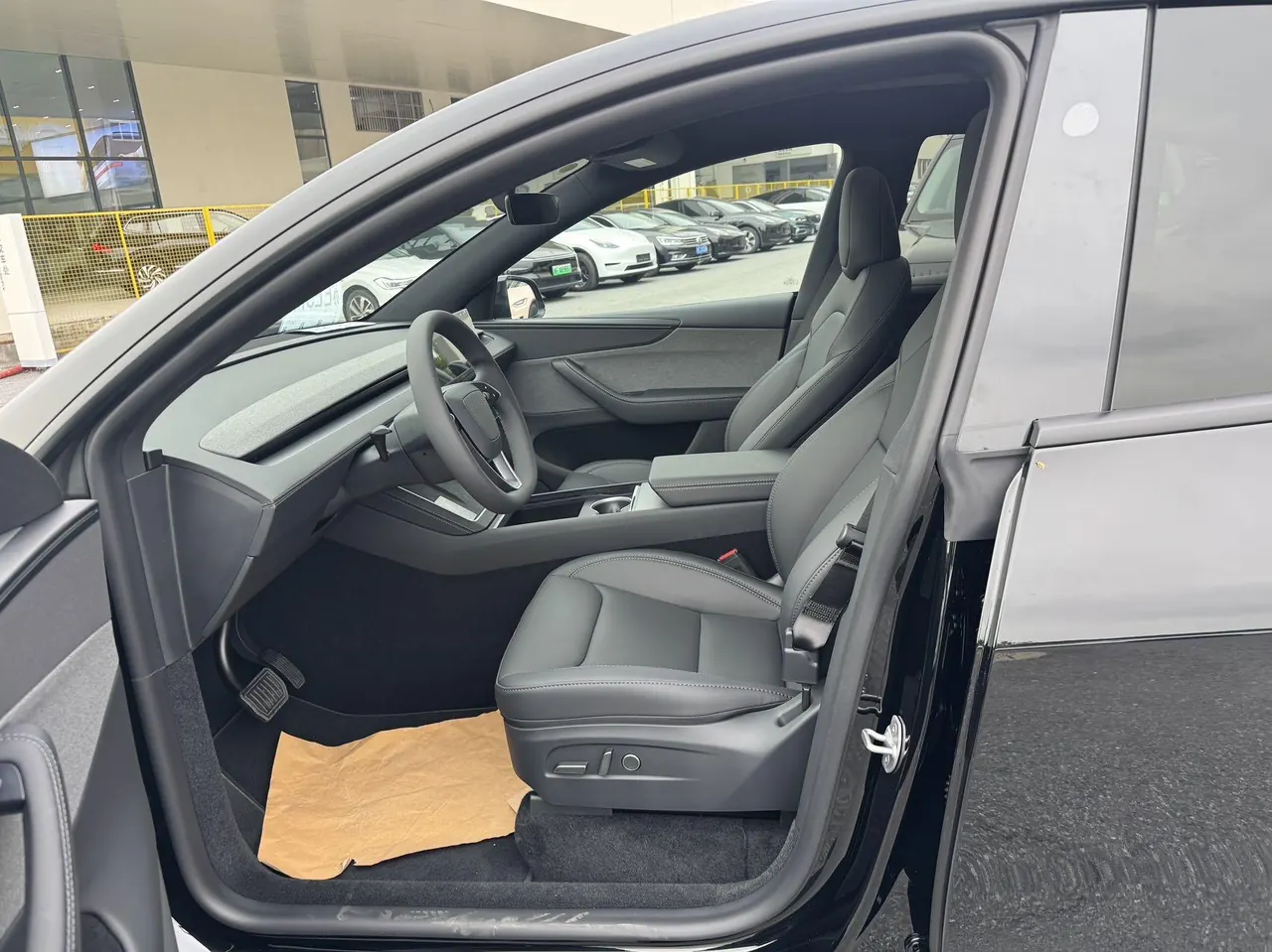Tesla 2026 Model Y Long Range Rear-Wheel-Drive Automatic 2
