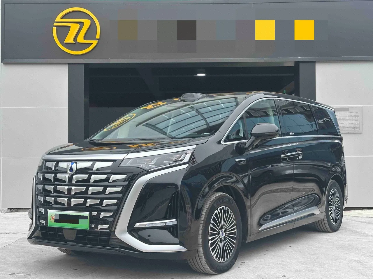 Denza 2026 Denza D9 DM-i 1.5T Stepless Four-wheel Drive Flash Charge Honorable Automatic Gear - View 1
