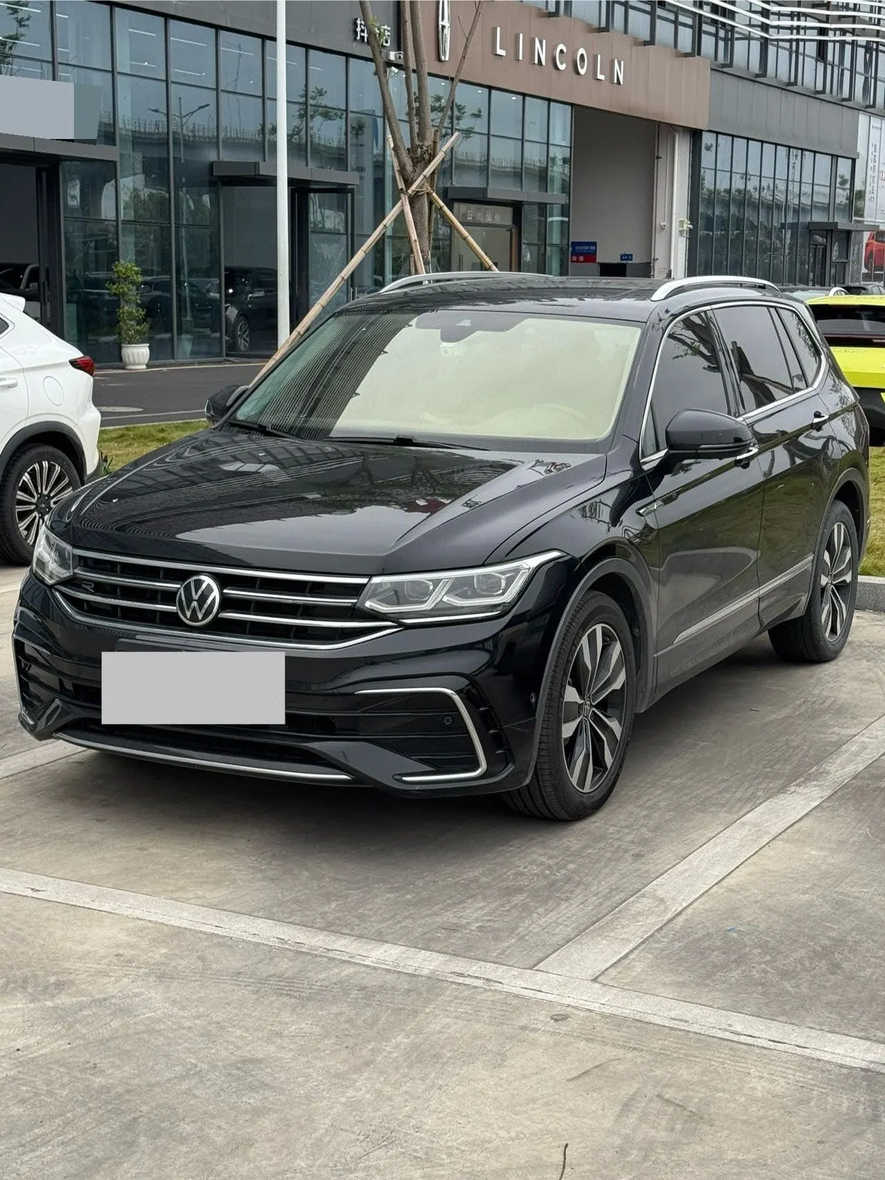 Volkswagen 2022 Tiguan L R-Line 2.0TSI 330TSI Two-Drive R-Line Ultimate Automatic Gear - View 1
