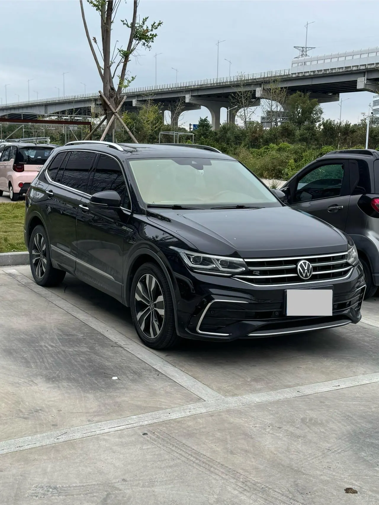 Volkswagen 2022 Tiguan L R-Line 2.0TSI 330TSI Two-Drive R-Line Ultimate Automatic Gear 2