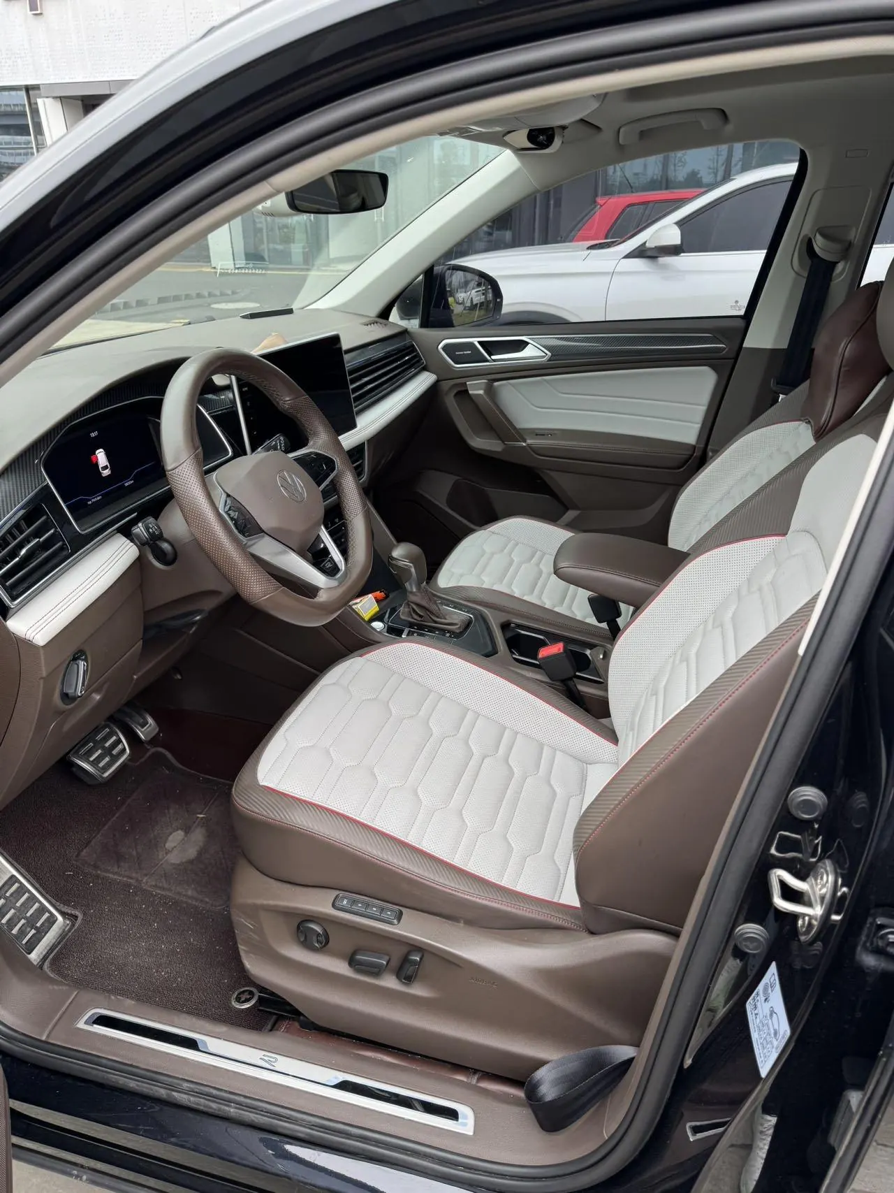 Volkswagen 2022 Tiguan L R-Line 2.0TSI 330TSI Two-Drive R-Line Ultimate Automatic Gear 4