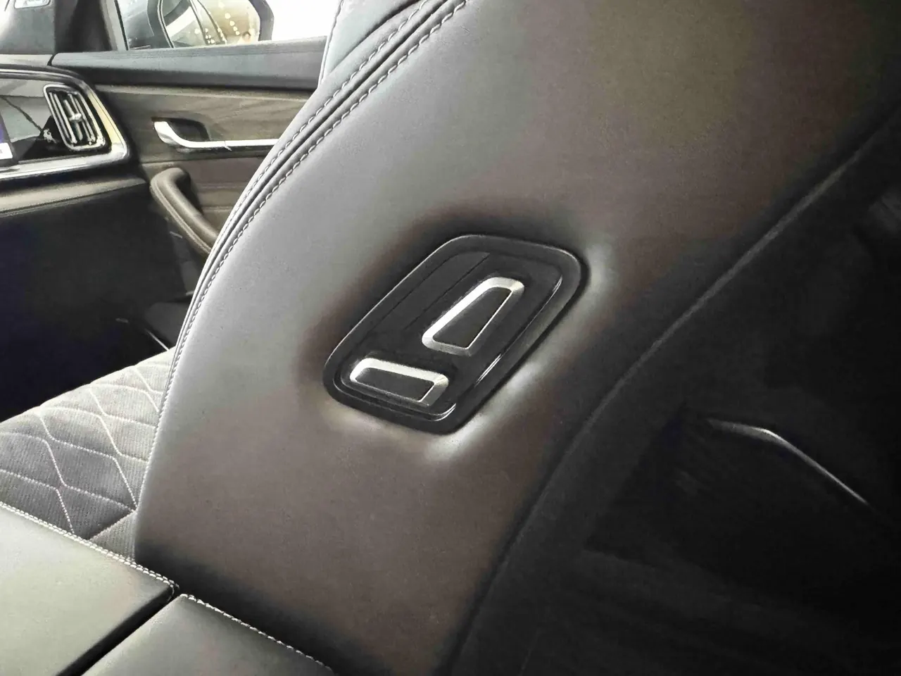 Geely 2025 XingyueL (Monjaro) 2.0TD Oriental Obsidian 4WD full-moon version automatic gear 11