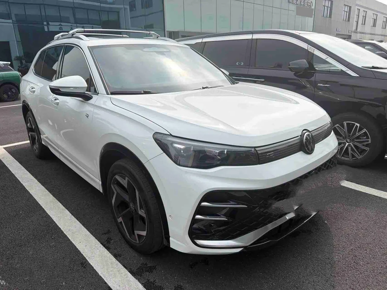 Volkswagen 2024 Tiguan L PRO 2.0TSI 330TSI Two-Drive R-Line Smart Collar Edition Automatic Gear 2