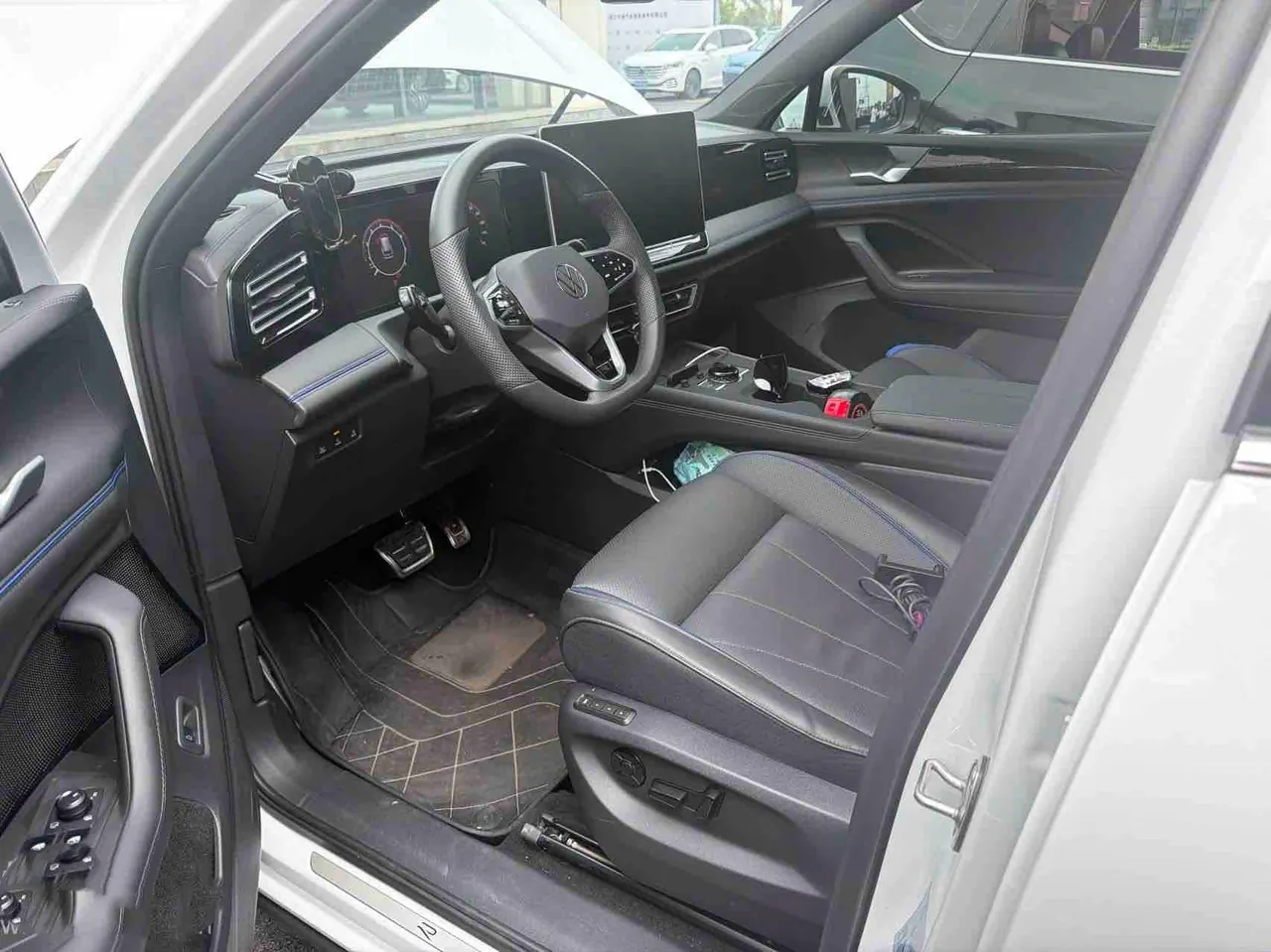 Volkswagen 2024 Tiguan L PRO 2.0TSI 330TSI Two-Drive R-Line Smart Collar Edition Automatic Gear 3