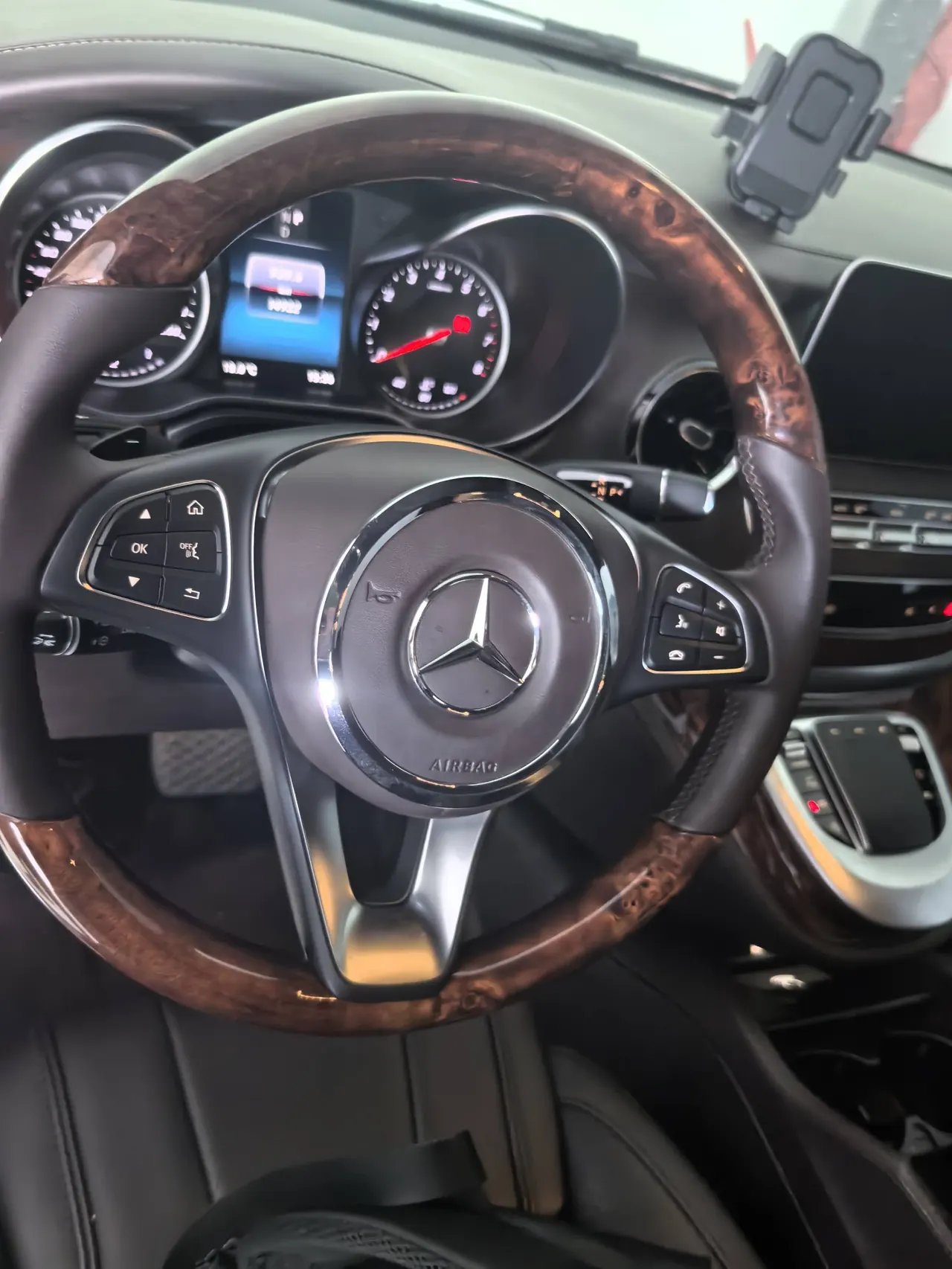 Mercedes Benz V 2022V 260 L 2.0T Premium Edition Automatic Gear 4