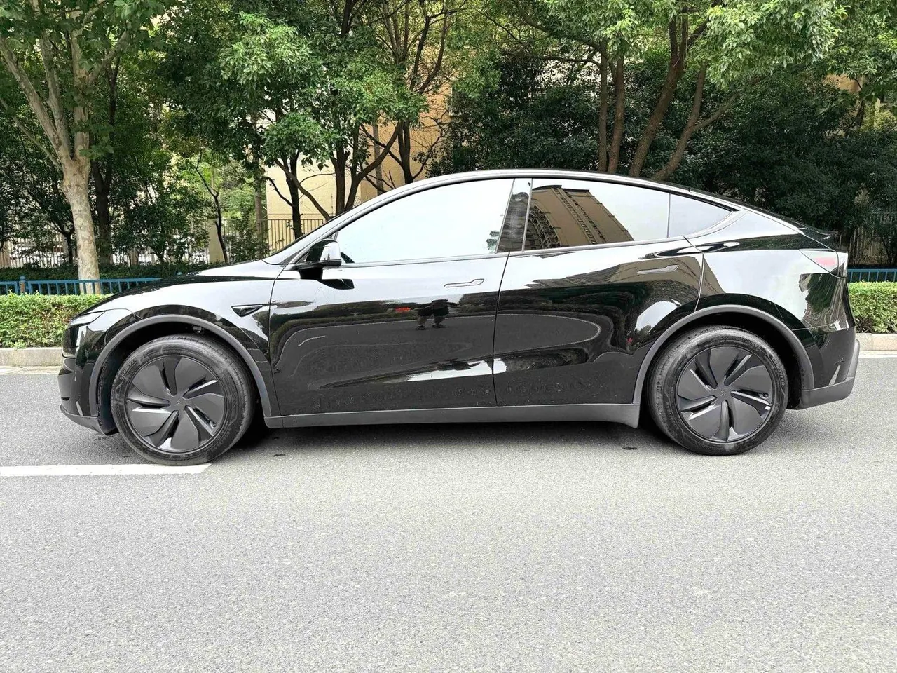 Tesla 2026 Model Y Rear-Wheel-Drive Automatic 3