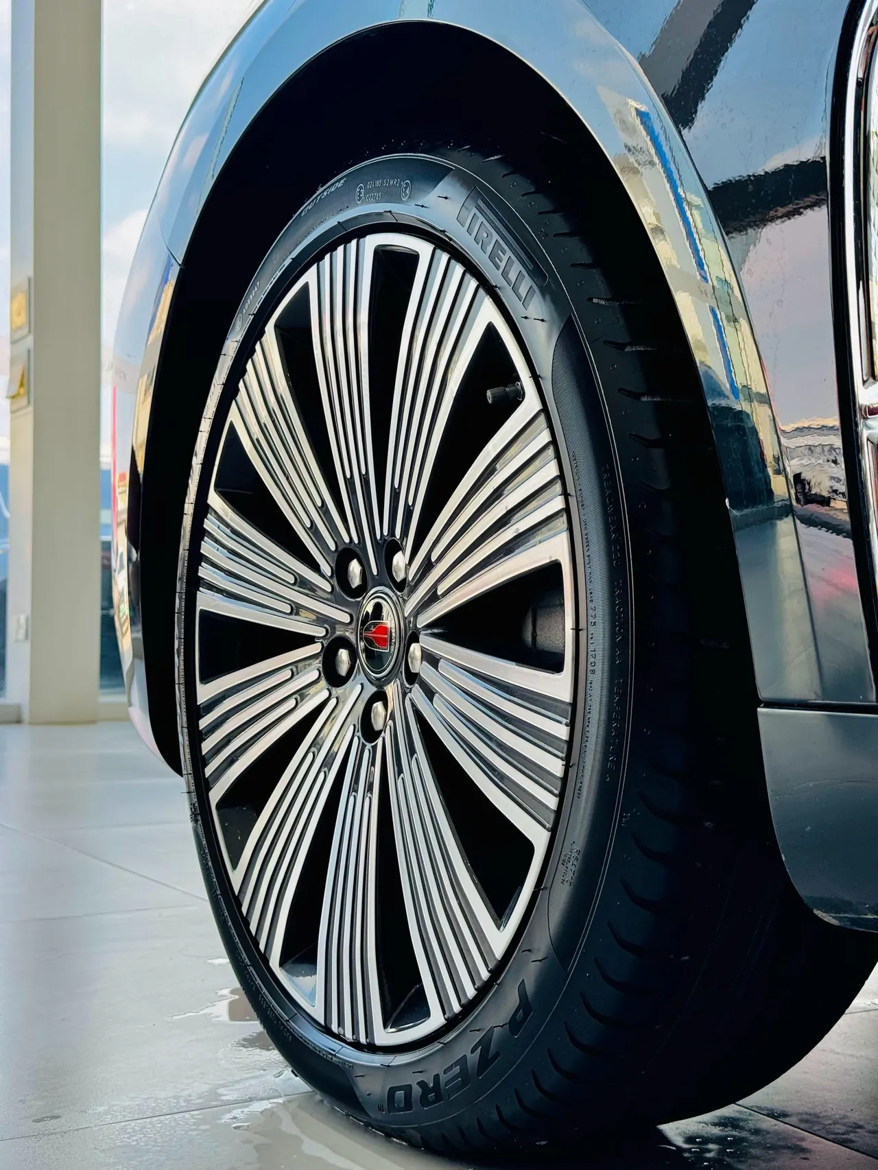 HongQi 2025 H9 48V 2.0T Two-Drive Flag Enjoy Deluxe Business Edition 5-seat Automatic Gear 6