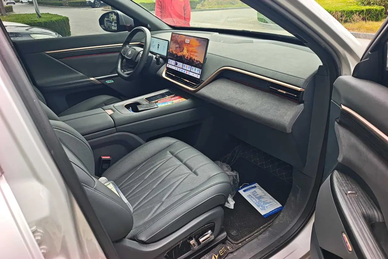 Yi Pai 2025 e π 008 210Ultra such as Yi Edition 5-seat automatic gear 4
