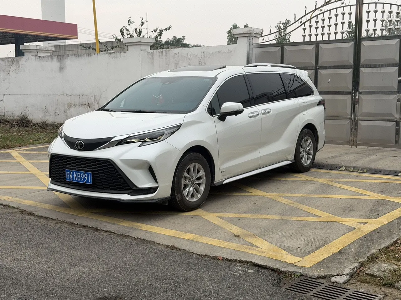 Toyota 2024 Grevia HYBRID 2.5 Stepless Comfort Edition Automatic Transmission - View 1