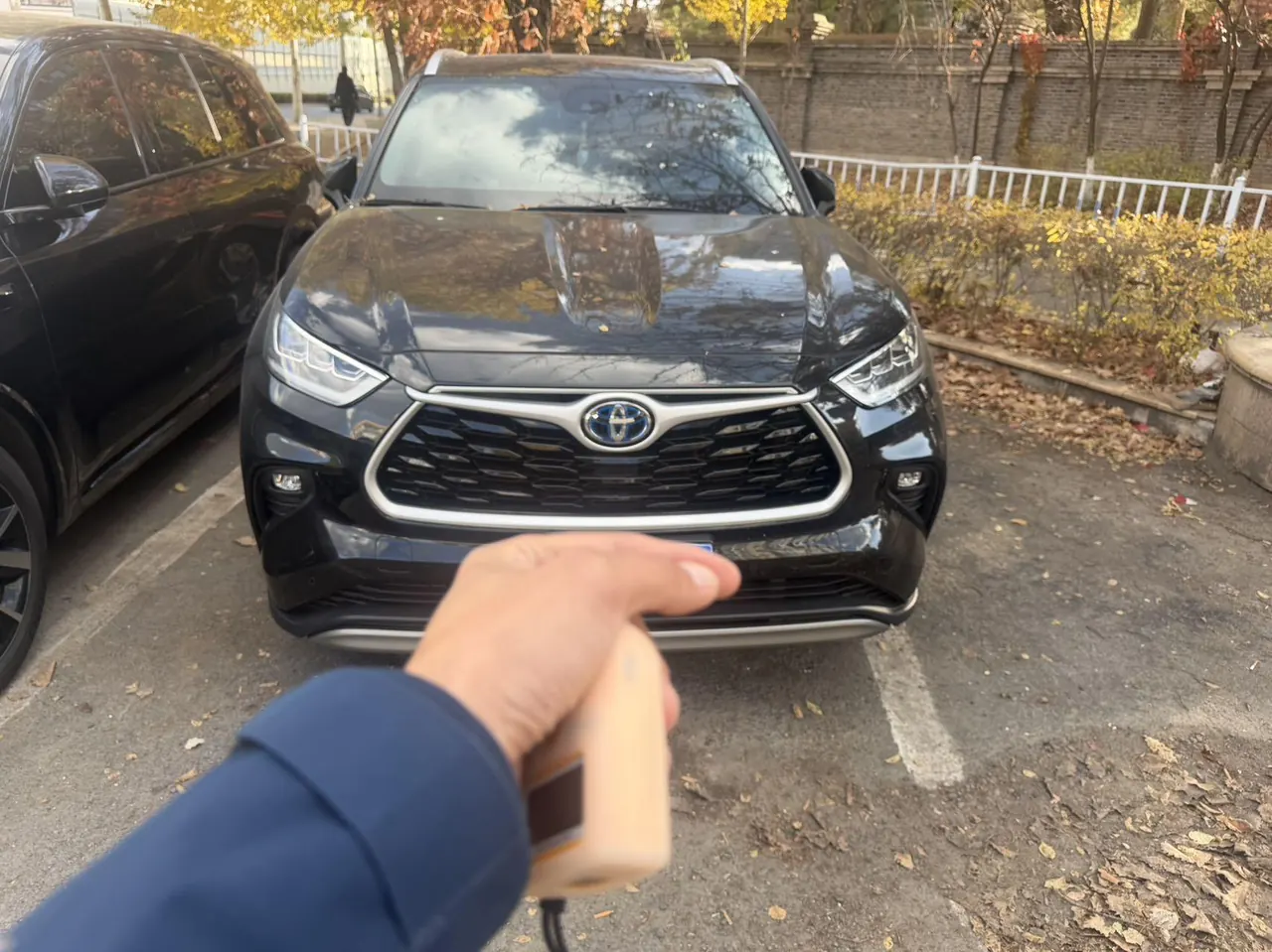 Toyota 2022 Highlander Dual Engine 2.5 Stepless Four-wheel Drive Premium Edition 7-seat Automatic Gear 2