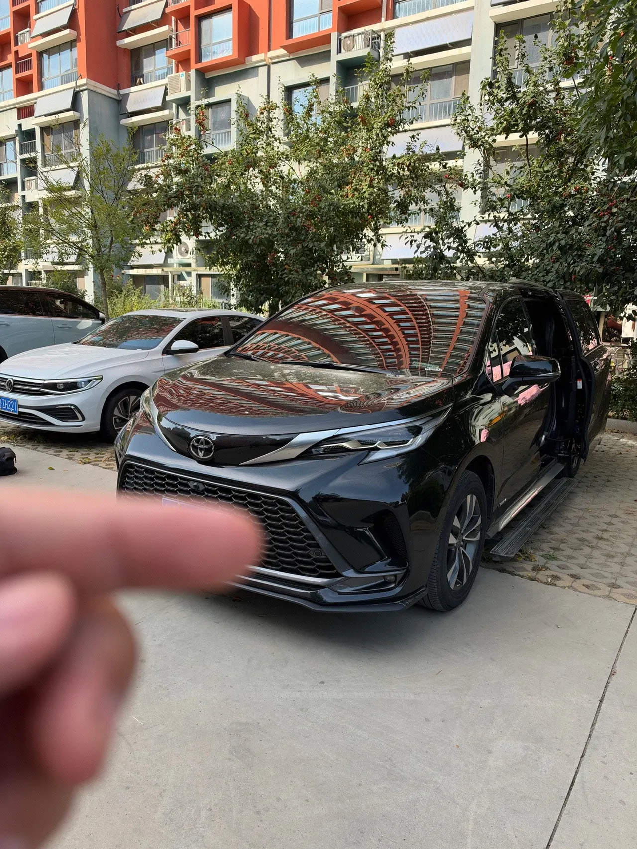 Toyota 2024 Grevia HYBRID 2.5 Stepless Deluxe Edition Automatic Transmission - View 1