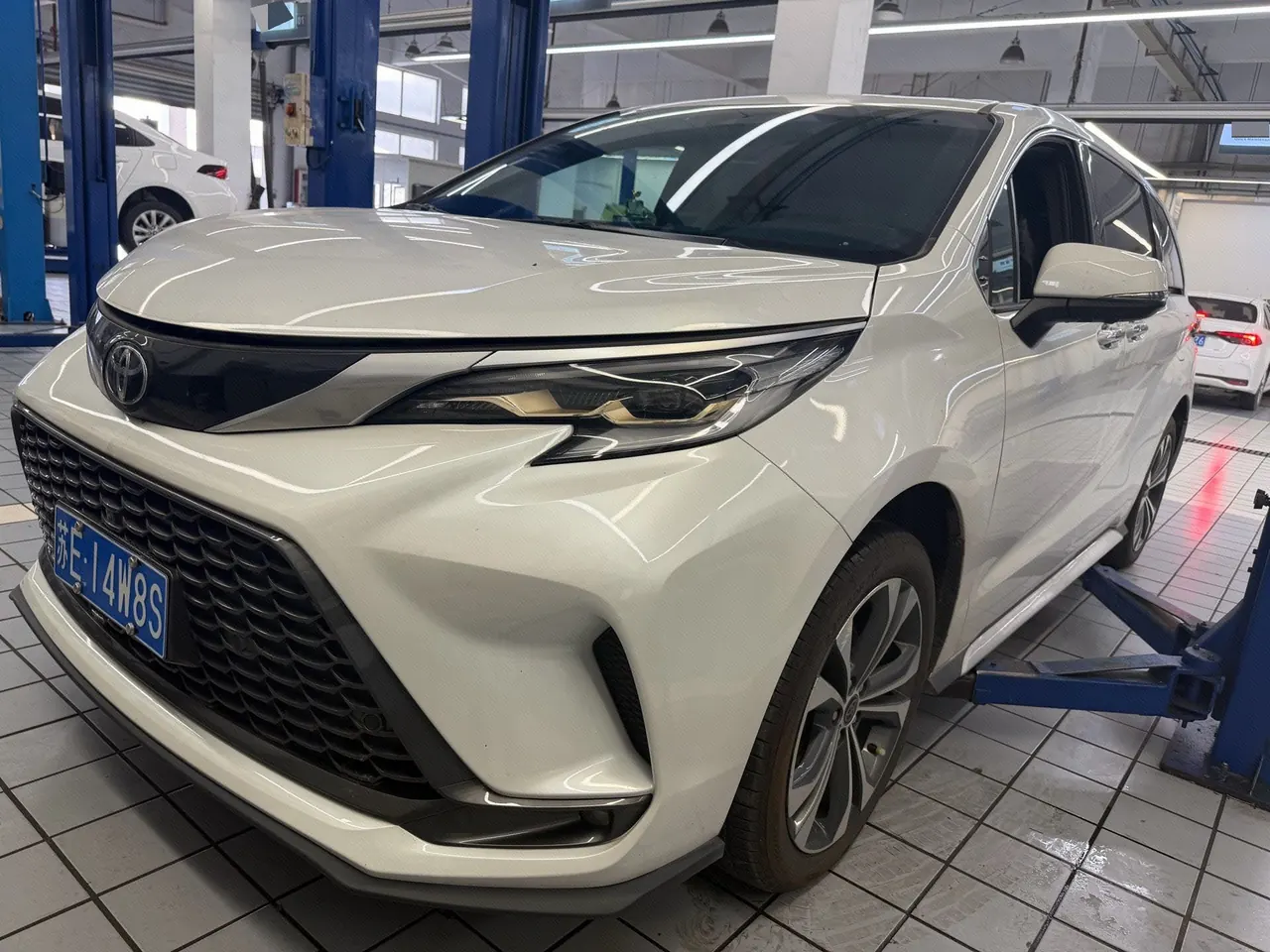 Toyota 2026 Grevia HYBRID 2.5 Stepless Zunjue ULTRA Edition Automatic Gear - View 1