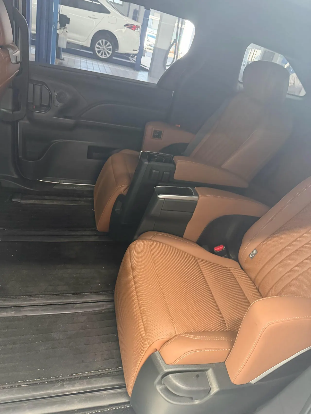 Toyota 2026 Grevia HYBRID 2.5 Stepless Zunjue ULTRA Edition Automatic Gear 4
